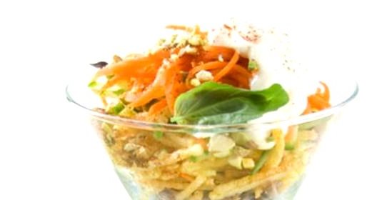 Салат-коктейль с копченой курицей и фисташками