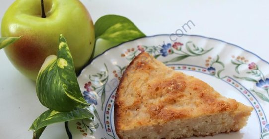 Яблочный пирог с манкой и лимоном