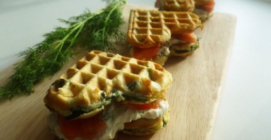 Вафли со шпинатом, сыром и семгой