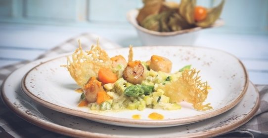 Морской гребешок с овощным ризотто