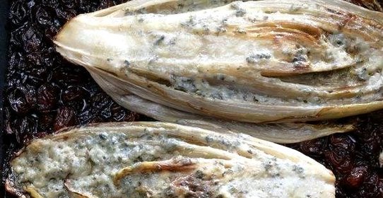 Запеченный цикорий с рокфором