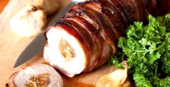 Рулет из свиной вырезки с инжиром