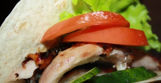 Крылья индейки в тортилье с овощами