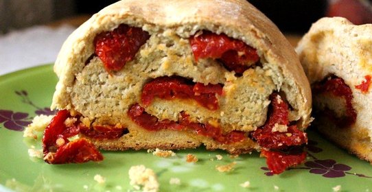 Хлеб с вялеными помидорами