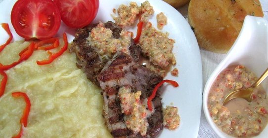 Пюре из картошки и капусты с мясом на гриле