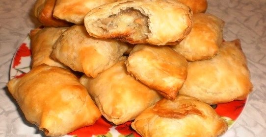 Пирожки из слоеного теста с грибами и картошкой