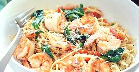 Паста с креветками и шпинатом под сливочно-чесночным соусом