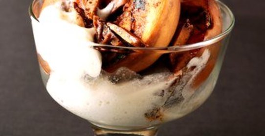 Персики на гриле в темном роме с карамельным мороженым