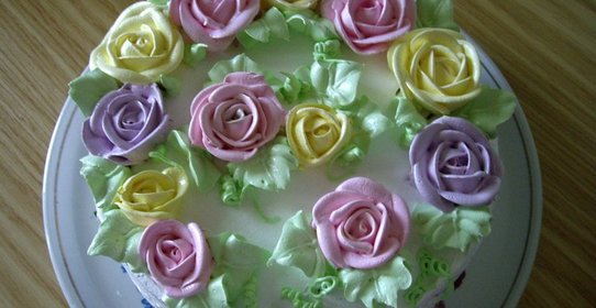 Бисквитный торт с апельсиново-мятной пропиткой и меренгами