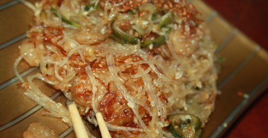 Жареная фунчеза с креветками и огурцом