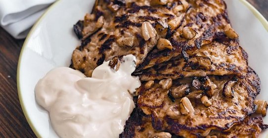 Драники со шкварками, луком и паприкой