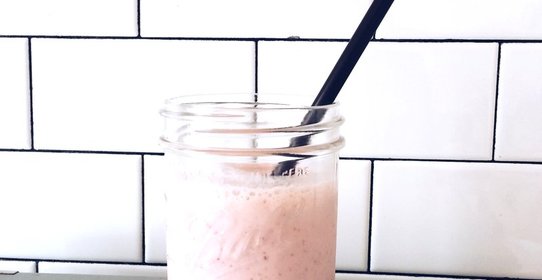 Смузи с клубникой, бананом и ананасами