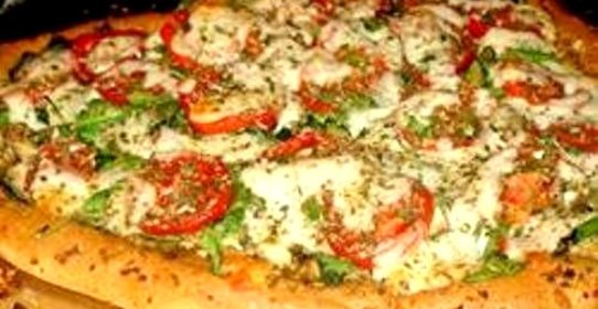 Пицца в виде сердца с овощами и пепперони