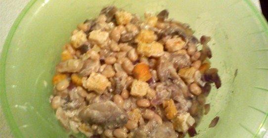 Грибной салат с фасолью и сухариками