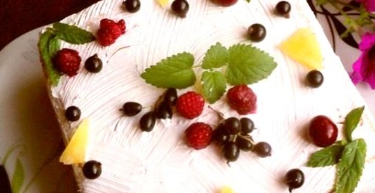 Торт с кусочками фруктов