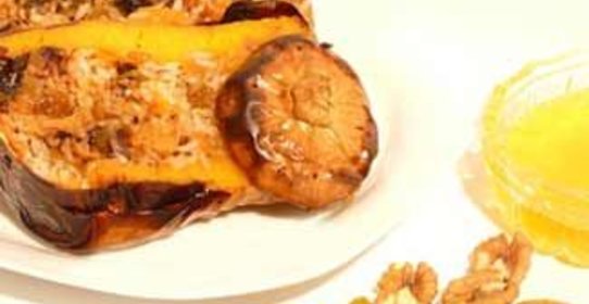 Тыква запеченная с рисом, сухофруктами, орехами и политая мёдом.