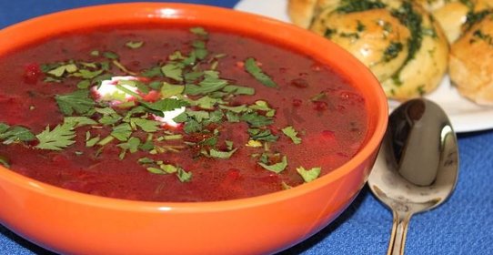 Борщ со свекольной ботвой и чесночными булочками
