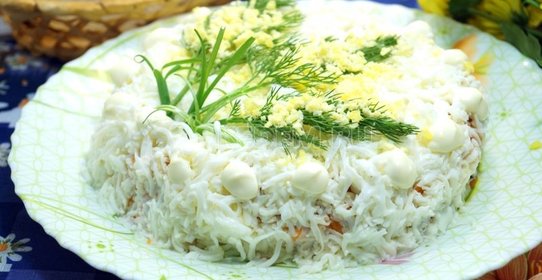 Салат из яблок с грецкими орехами и пряным майонезом