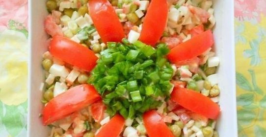 Салат крабовый с помидорами и зеленым горошком