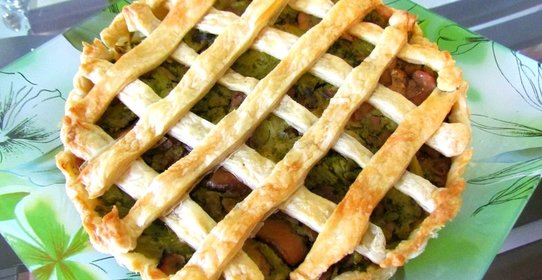 Слоеный пирог с брокколи и шампиньонами
