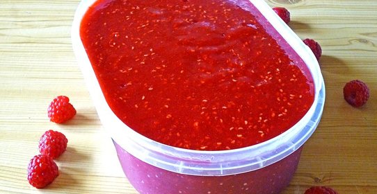 Малина перемолотая с сахаром замороженная