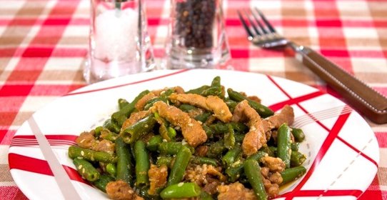 Свинина, жаренная со стручковой фасолью и кунжутом