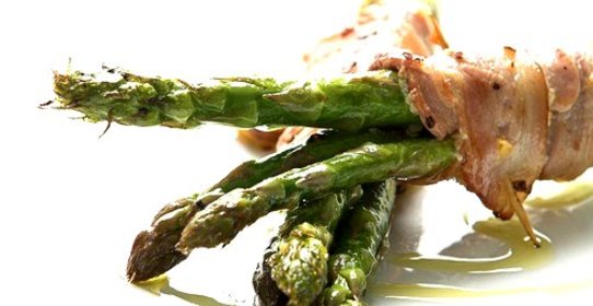 Спаржа на гриле в кусочках прошутто