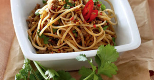 Салат из свиного фарша с рисовой лапшой