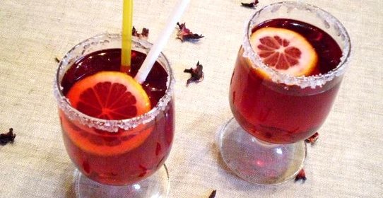 Алкогольный коктейль с суданской розой