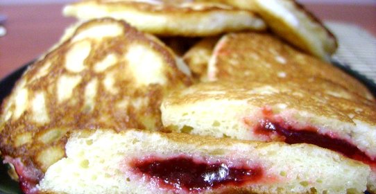 Дрожжевые оладьи с малиновой начинкой