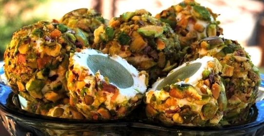 Сырные шарики с фисташками и виноградом