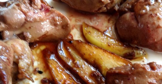 Куриная печень в карамели с яблоками