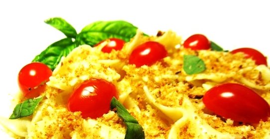 Фарфалле с хлебными крошками и чесноком