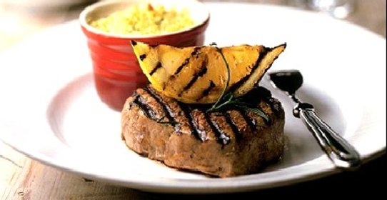 Бифштекс на гриле с печеной чечевицей