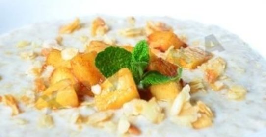 Каша из овсяных хлопьев с карамельными яблоками и миндалем