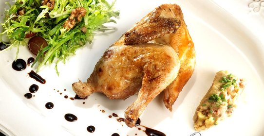 Цыплята с винегретом из утиной печени и салатом