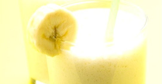 Молочный коктейль из бразильских орехов и банана