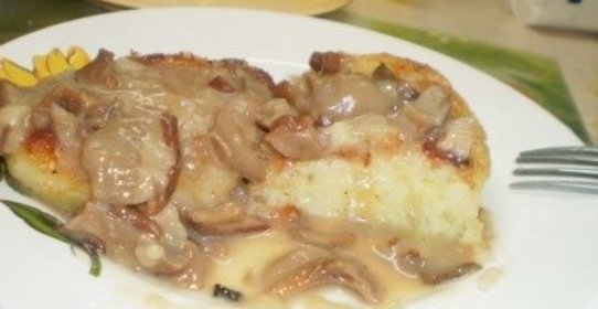 Картофельные котлеты с грибной подливкой