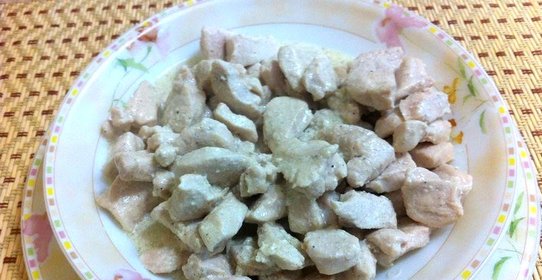 Куриное филе тушеное в сметане