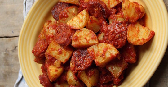 Картофель с острой свиной колбасой