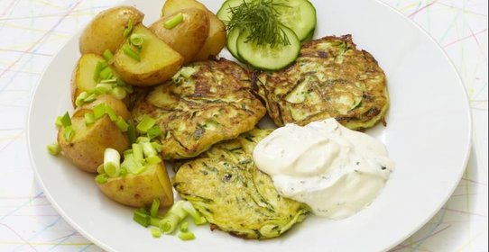 Кабачковые оладьи и молодой картофель