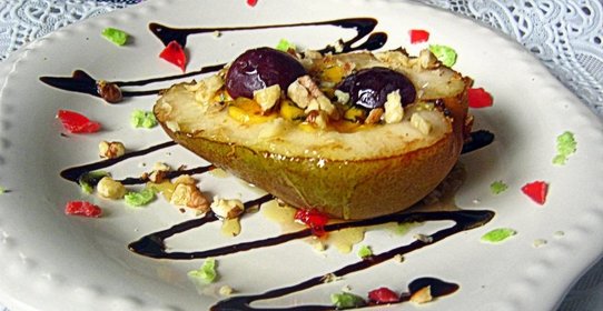 Десерт из груши с золотистым Лазуром и виноградом