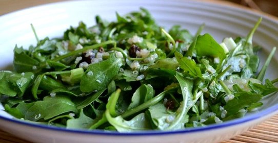 Салат с рукколой, сельдереем, изюмом и киноа