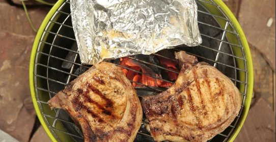 Рыба и свиные отбивные на гриле