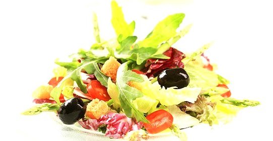 Томатно-хлебный салат с травами