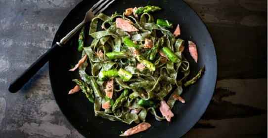 Паста со спаржей и копченым лососем