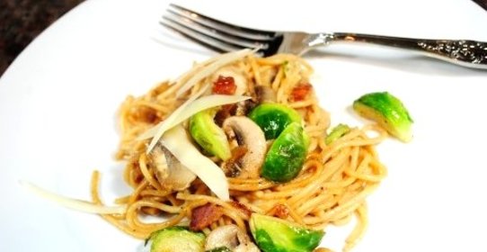 Паста с брюссельской капустой и беконом