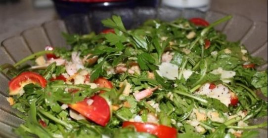 Салат с креветками, рукколой и пармезаном