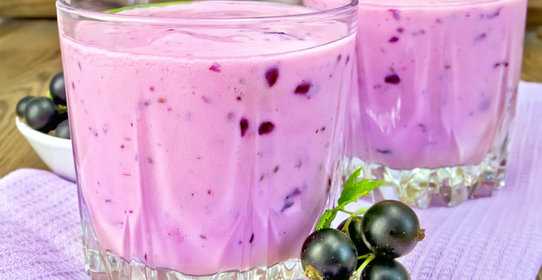 Напиток из черной смородины с белым шоколадом