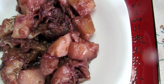 Красная капуста с яблоком и мясом